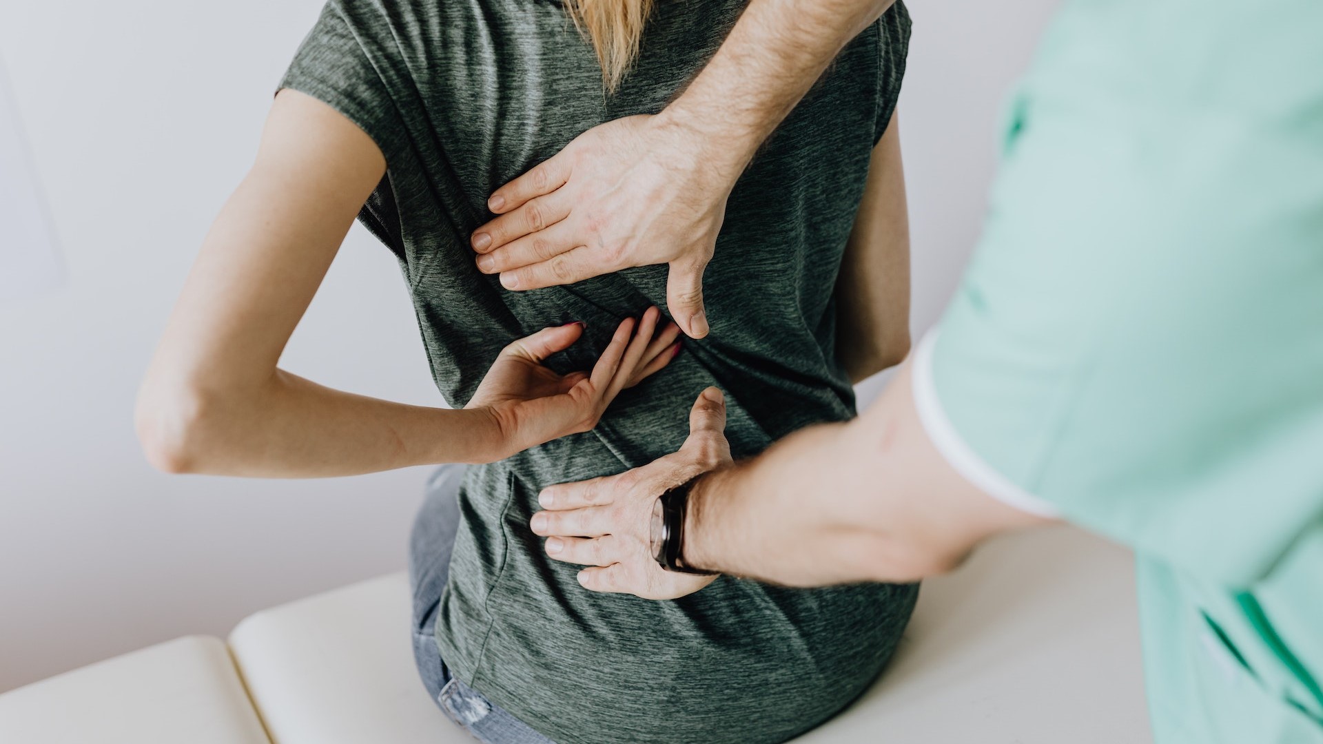 spine and back spine specialist diagnosing back pain